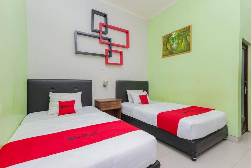 RedDoorz Deluxe Twin Room