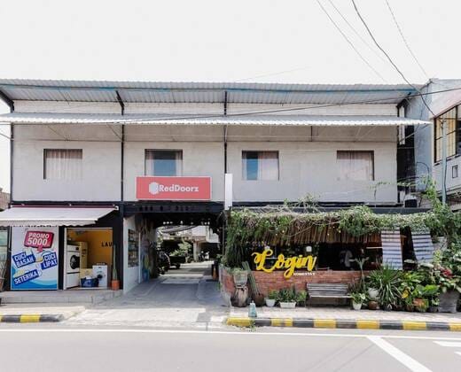 RedDoorz near Alun Alun Madiun