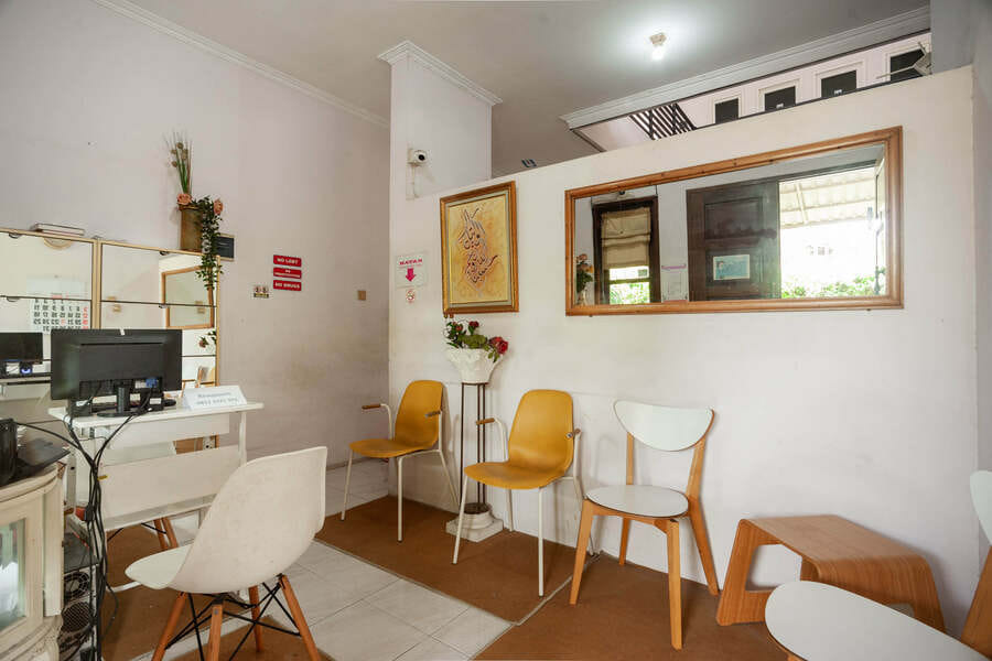 RedDoorz Syariah near PGC Cililitan