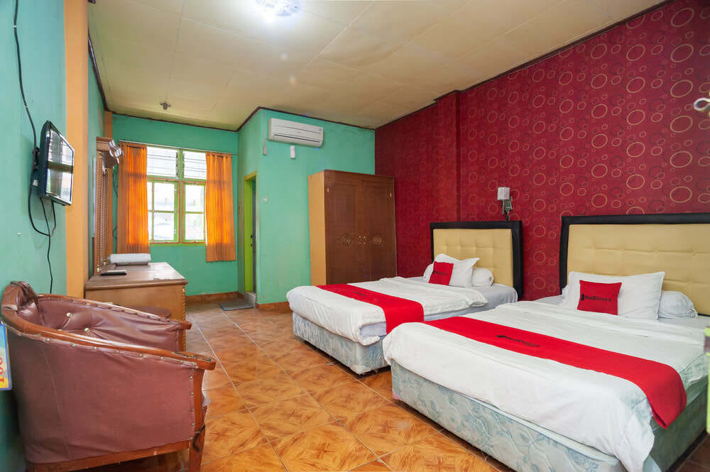 RedDoorz Twin Room