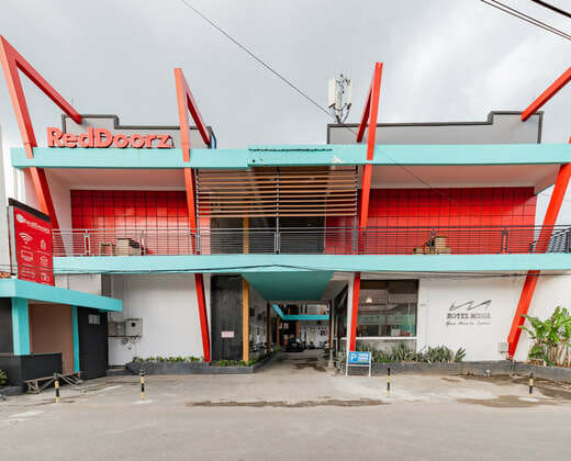 RedDoorz near Kejaksan Station Cirebon