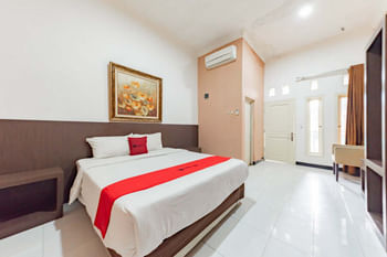 RedDoorz near Kejaksan Station Cirebon