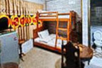 RedDoorz Hostel @ Faes Transient House