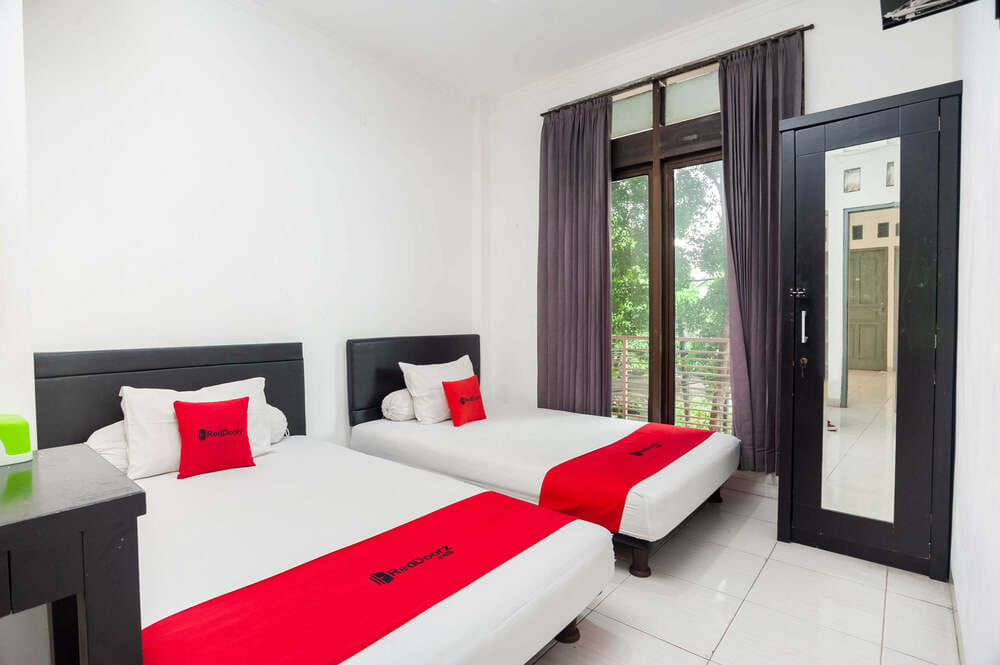 RedDoorz Twin Room