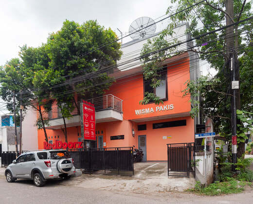 RedDoorz Syariah near Grand Galaxy Park