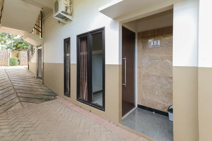 RedDoorz Syariah near Green Park Jatiwarna