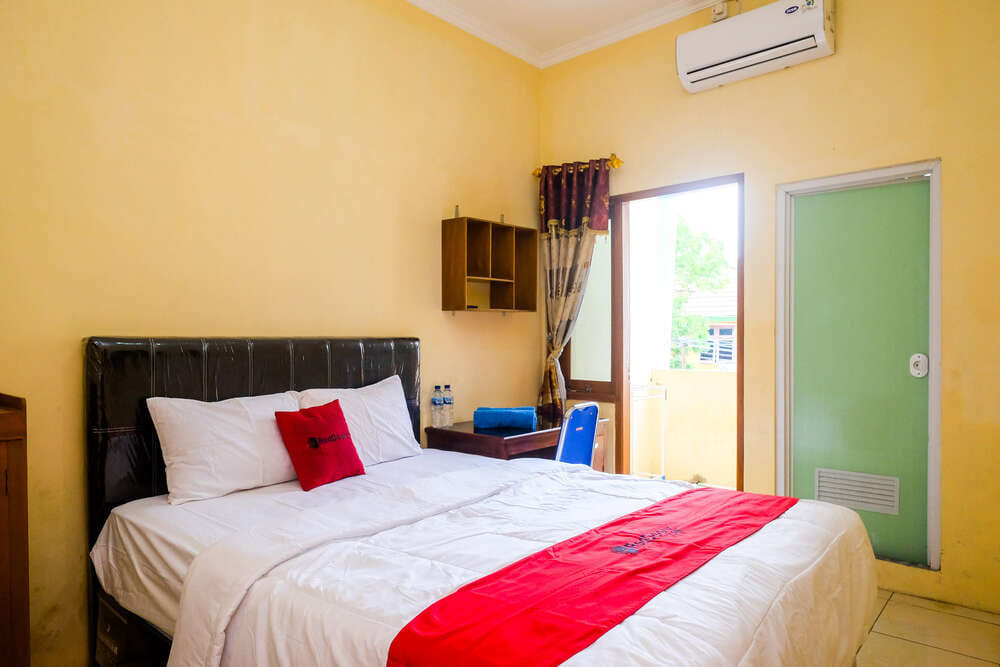 RedDoorz Deluxe Room