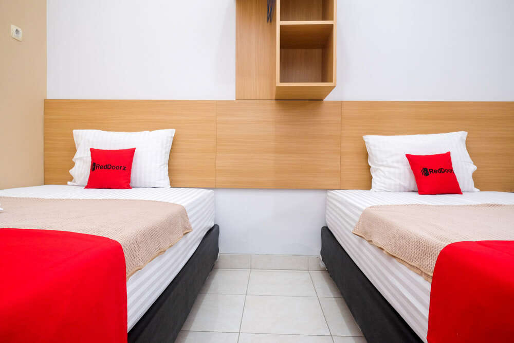 RedDoorz Twin Room