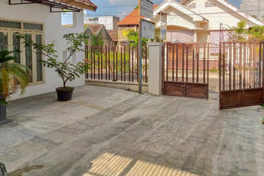 RedDoorz Syariah near Pasar Sleko Madiun