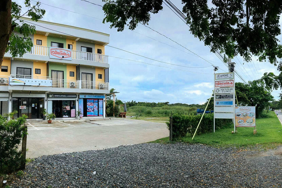 Jeanines Travellers Inn by RedDoorz