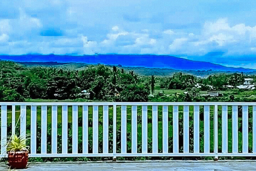 Jeanines Travellers Inn by RedDoorz