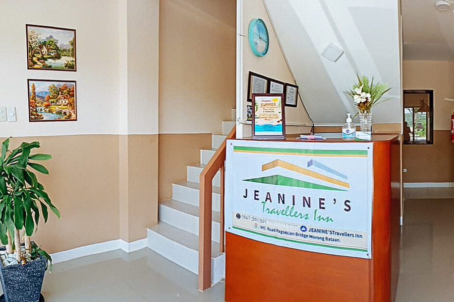 Jeanines Travellers Inn by RedDoorz