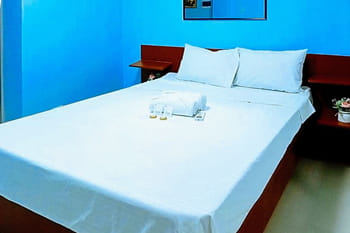 Jeanine's Travellers Inn by RedDoorz