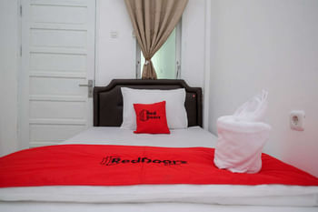 RedDoorz Plus @ Lovina Inn Tonrangeng River Side