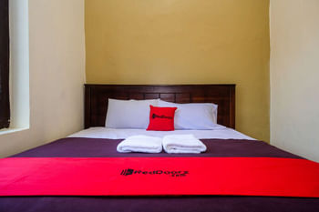 RedDoorz @ Hotel Rich Parepare near Pantai Mattirotasi