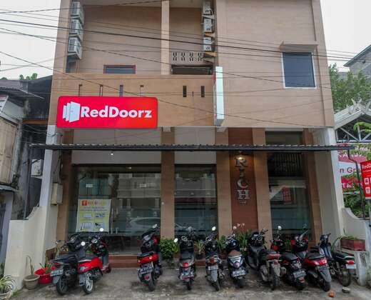 RedDoorz @ Hotel Rich Parepare near Pantai Mattirotasi