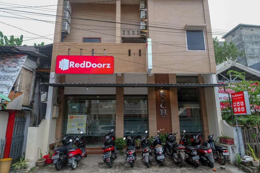 RedDoorz @ Hotel Rich Parepare near Pantai Mattirotasi