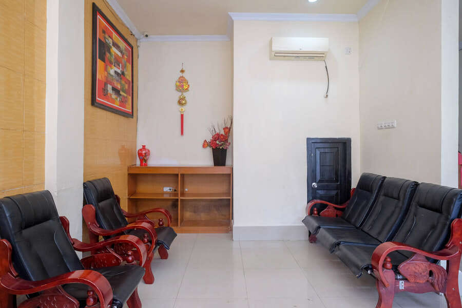 RedDoorz @ Hotel Rich Parepare near Pantai Mattirotasi