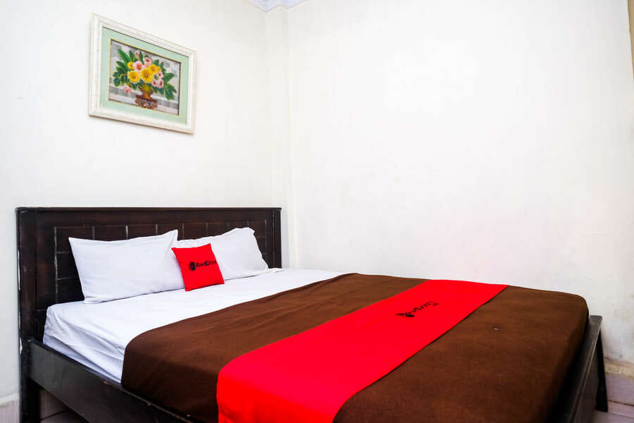 RedDoorz @ Hotel Rich Parepare near Pantai Mattirotasi