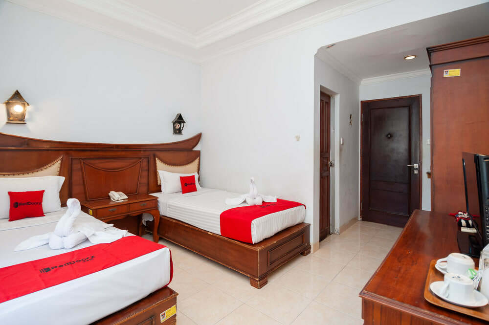 RedDoorz Twin Room