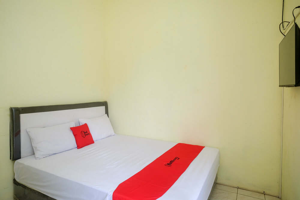 RedDoorz Deluxe Room