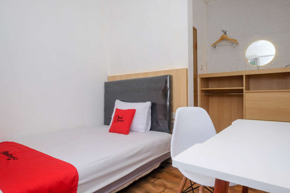 RedDoorz Single Room