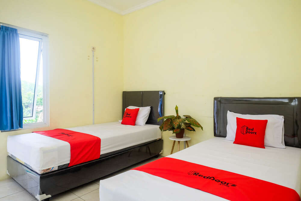 RedDoorz Twin Room