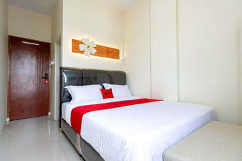 RedDoorz Plus @ Komplek ABC Batu Aji Batam