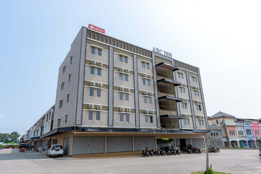 RedDoorz Plus @ Komplek ABC Batu Aji Batam