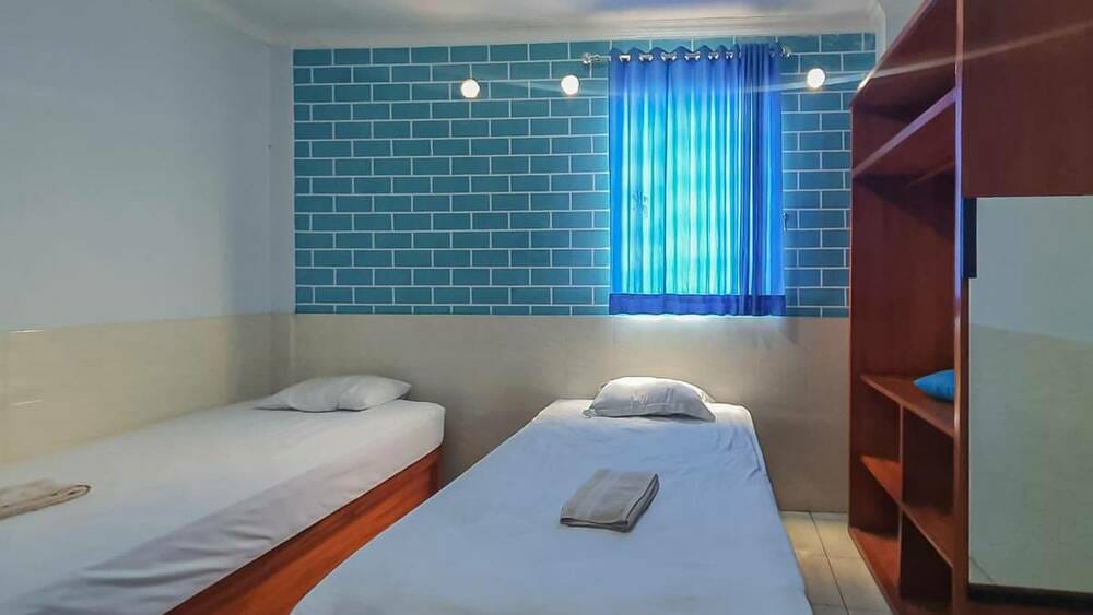RedDoorz Twin Room