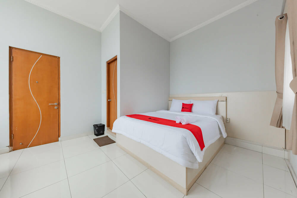 RedDoorz Superior Room