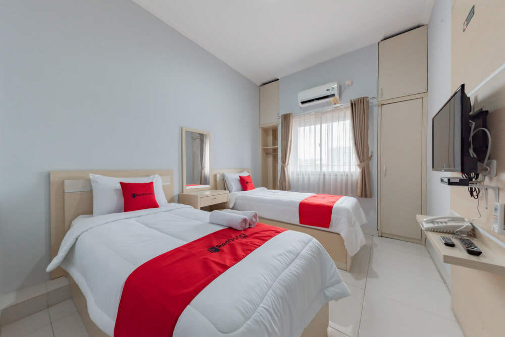 RedDoorz Twin Room