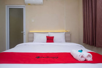 RedDoorz Plus near RS JIH Solo