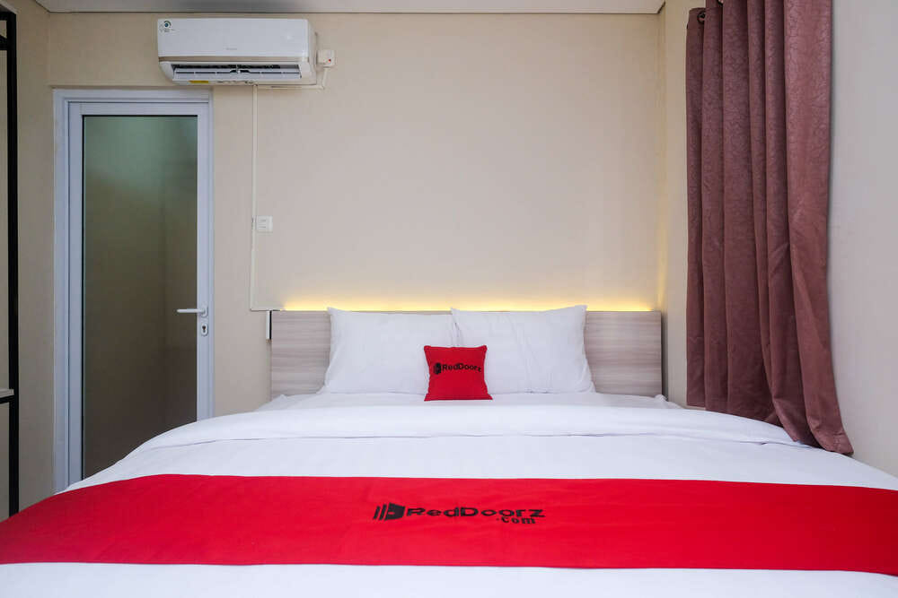 RedDoorz Deluxe Room