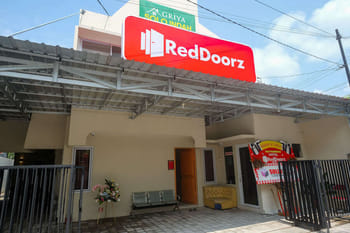 RedDoorz Plus near RS JIH Solo