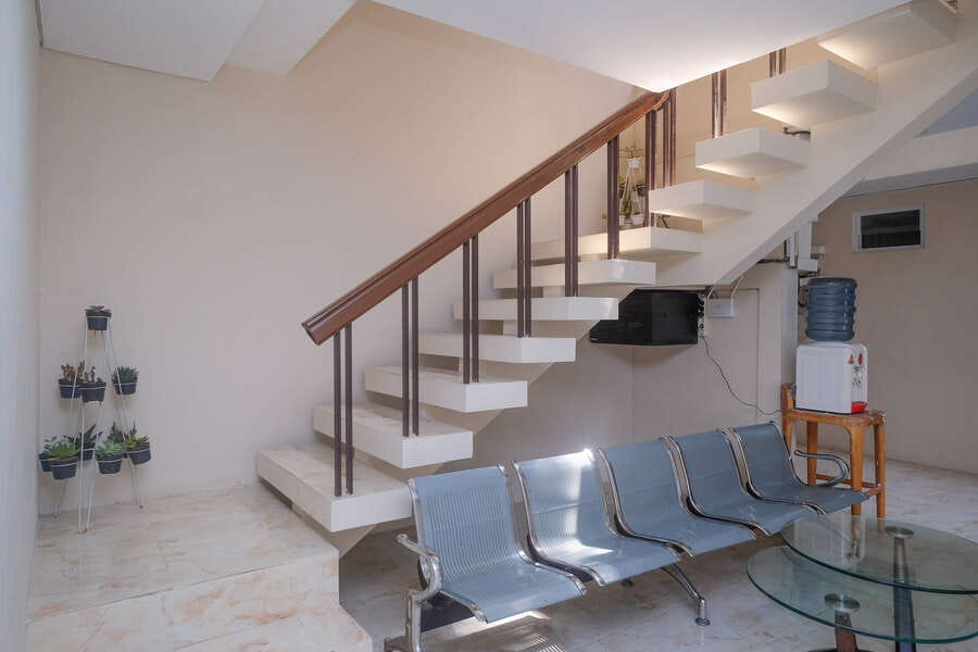 RedDoorz Plus near RS JIH Solo