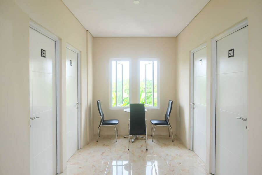 RedDoorz Plus near RS JIH Solo