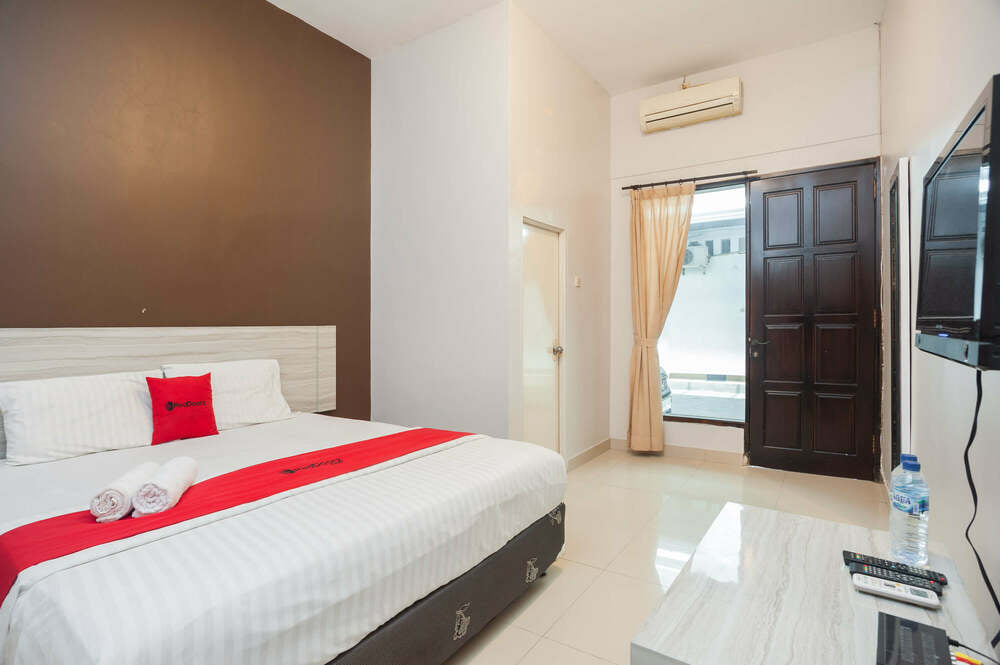 RedDoorz Deluxe Room