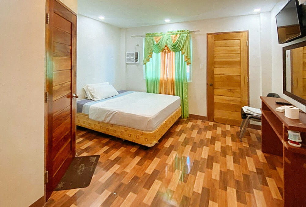 RedDoorz Deluxe Room