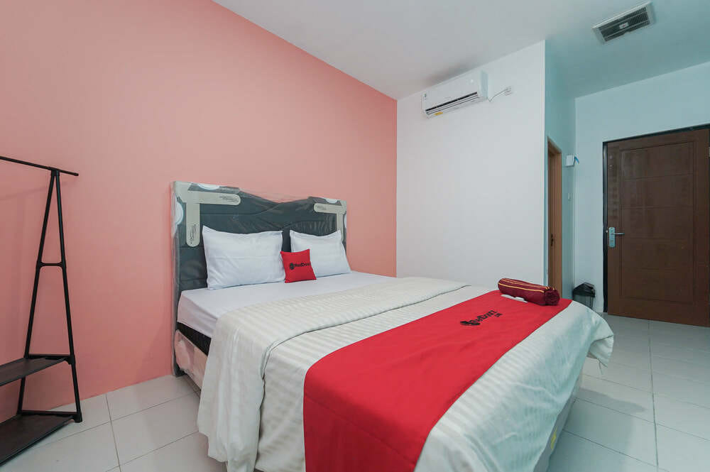 RedDoorz Deluxe Room