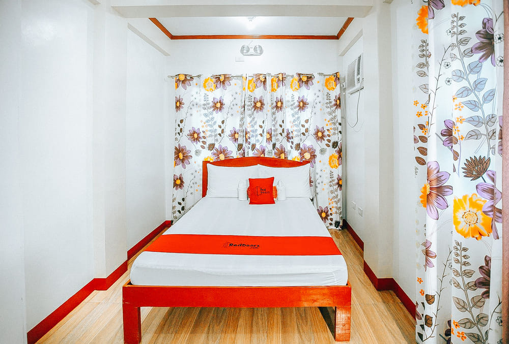 RedDoorz Deluxe Room