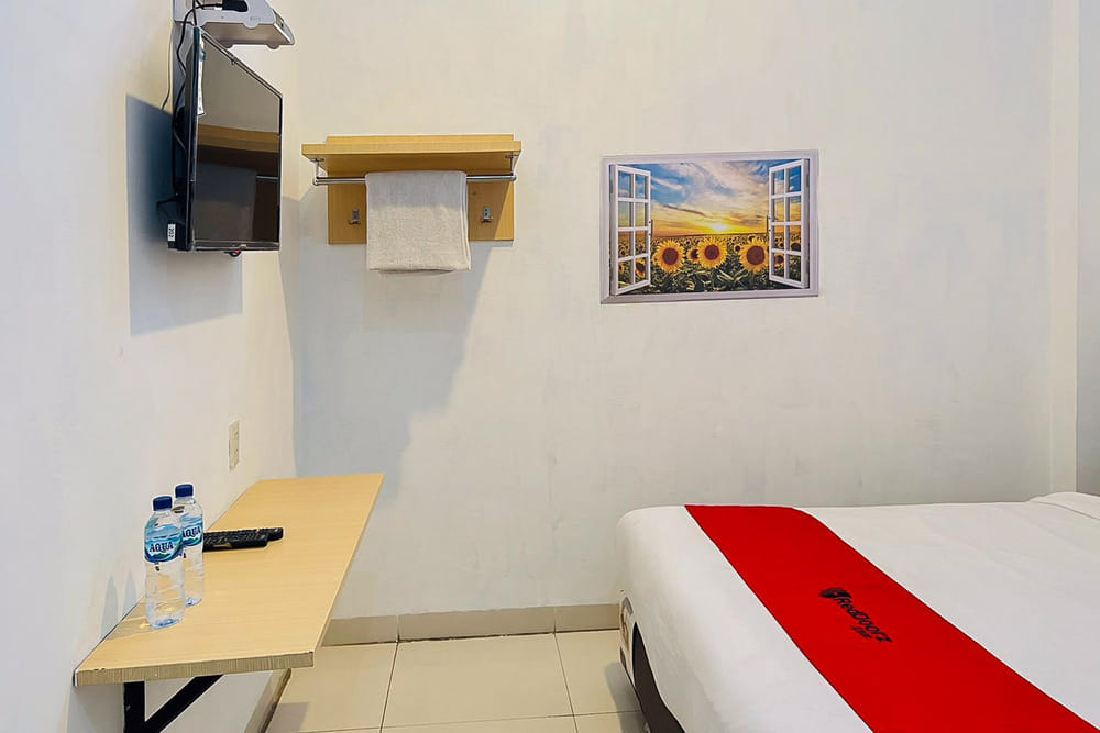 RedDoorz Twin Room
