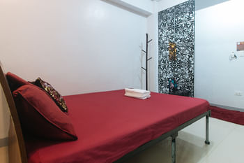 Budget Backpackers Transient House near NAIA by RedDoorz