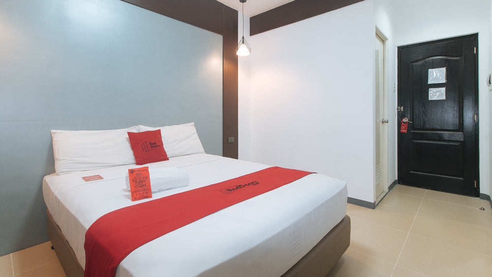 RedDoorz Deluxe Room