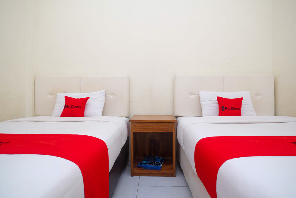 RedDoorz Twin Room