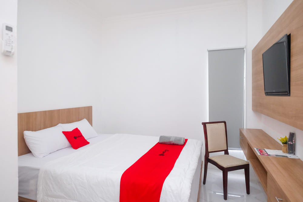 RedDoorz Deluxe Room