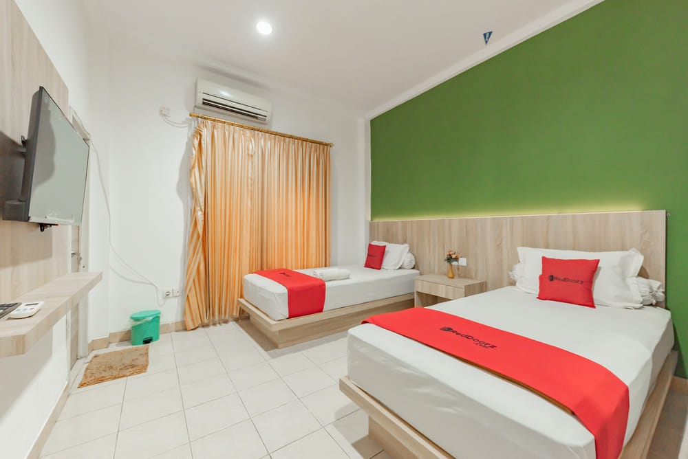 RedDoorz Twin Room
