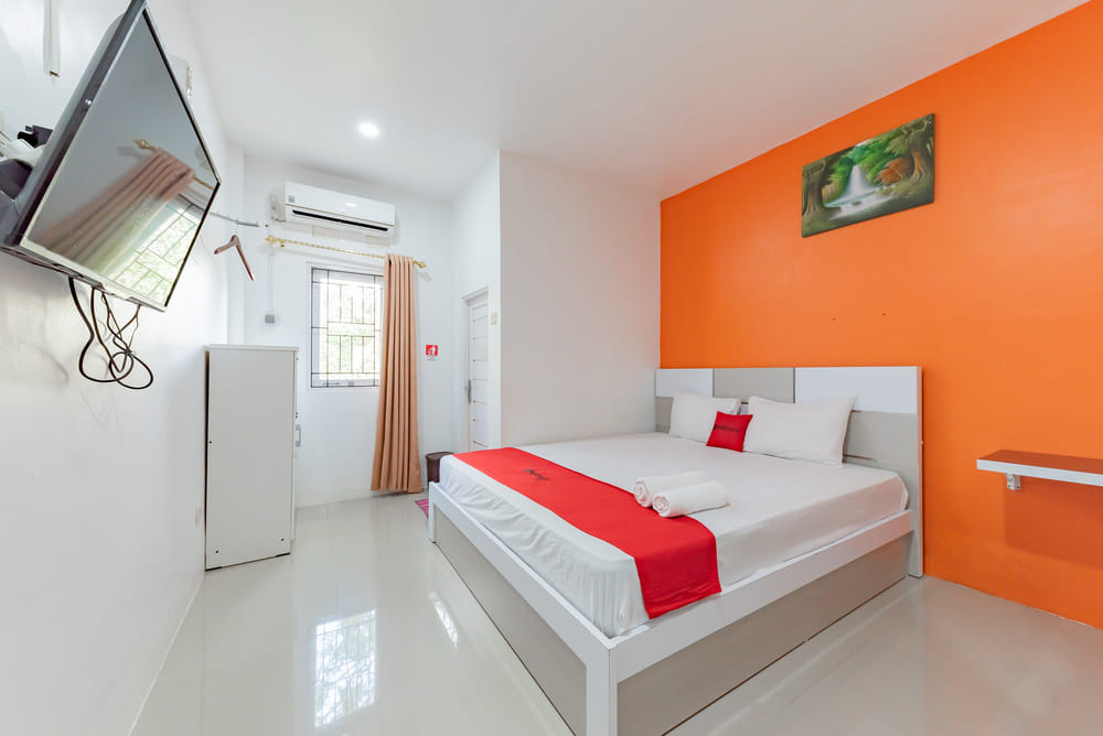 RedDoorz Deluxe Room
