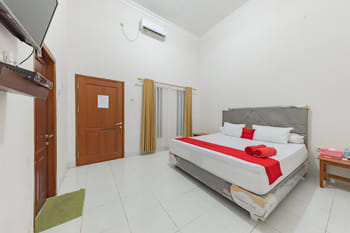 RedDoorz near GOR Parenggean