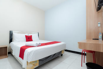 RedDoorz near Puri Indah Lippo Mall 2